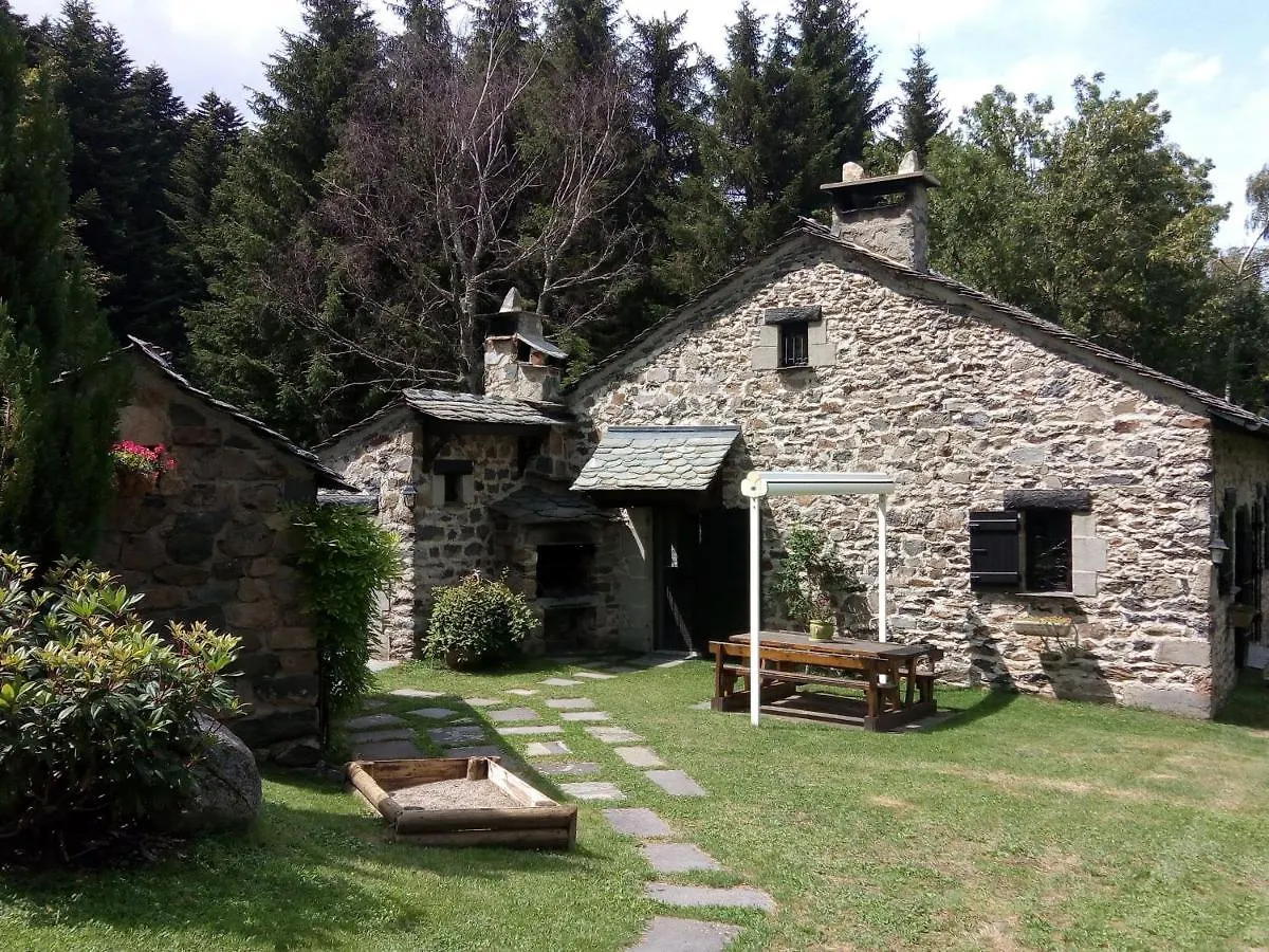 Maison Isolee, Au Coeur Des Volcans, Terrain Clos, Jeux, Confort, Cheminee, Proche Forets Et Villages. - Fr-1-582-285 Queyrieres