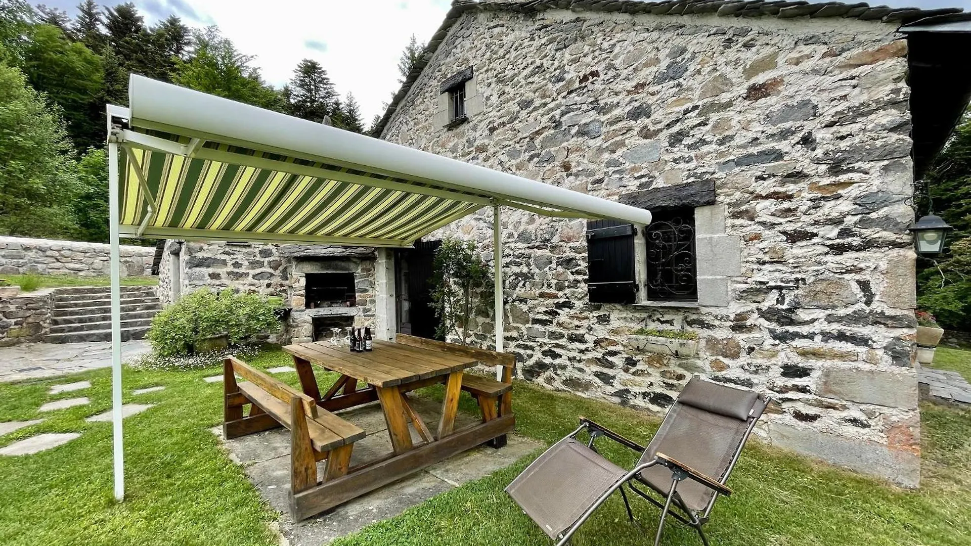 Maison Isolee, Au Coeur Des Volcans, Terrain Clos, Jeux, Confort, Cheminee, Proche Forets Et Villages. - Fr-1-582-285 Queyrieres Holiday home