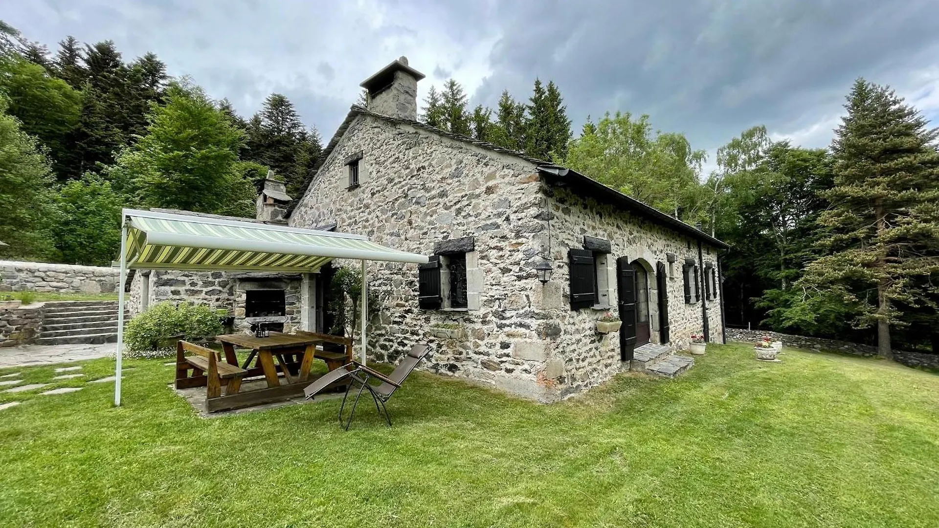 Holiday home Maison Isolee, Au Coeur Des Volcans, Terrain Clos, Jeux, Confort, Cheminee, Proche Forets Et Villages. - Fr-1-582-285 Queyrieres France